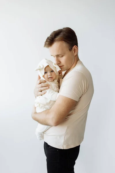 Mladý Šťastný Otec Dítětem Dívka Bílém Pozadí — Stock fotografie