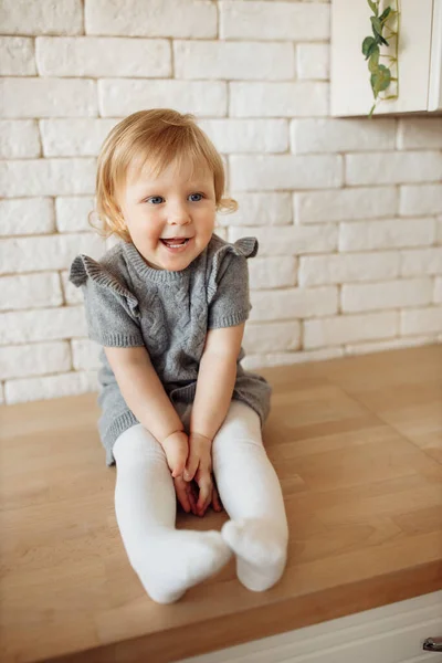 Портрет Милої Маленької Дівчинки Вдома — стокове фото
