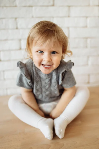 Retrato Uma Menina Bonita Casa — Fotografia de Stock