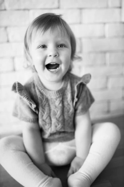 Retrato Uma Menina Bonita Casa — Fotografia de Stock