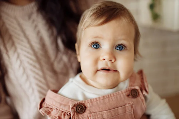 Felice Giovane Madre Sua Adorabile Figlioletta Nella Stanza — Foto Stock