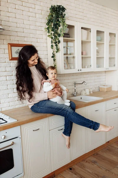 Madre Hija Con Cookie Siting — Foto de Stock