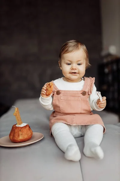 Маленька Дівчинка Тортом Кухні — стокове фото
