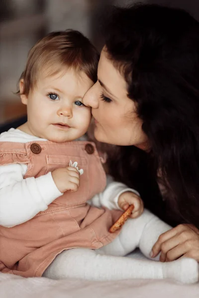 Fiatal Anya Megcsókolja Kislányát Sütit Eszik — Stock Fotó