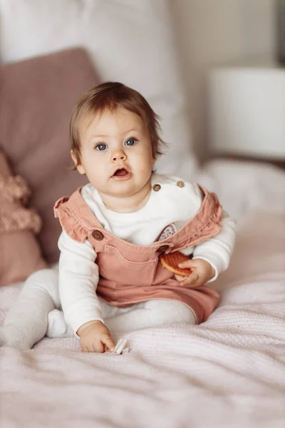 Милая Маленькая Девочка Ест Печенье — стоковое фото
