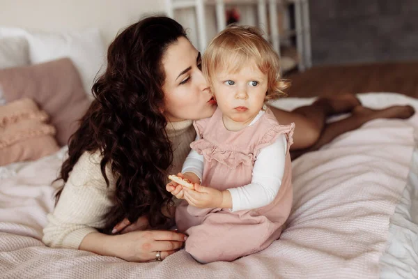 Jeune Mère Avec Petite Fille Manger Des Biscuits — Photo