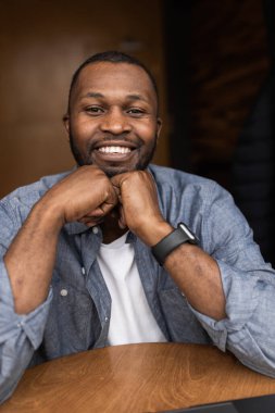 Gömlekli yakışıklı bir gencin portresi.