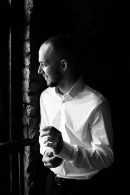 Genç yakışıklı damat içeride poz veriyor.