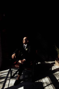 Genç yakışıklı damat içeride poz veriyor.