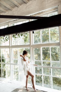 Sabahları narin, genç bir gelin. 