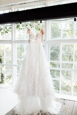 Sabah elbisesi ile zarif genç bir gelin. 