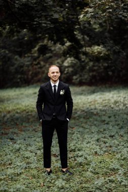 Genç yakışıklı adam, damat 