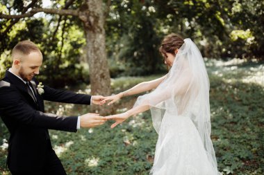 Açık havada poz veren mutlu genç bir çift.