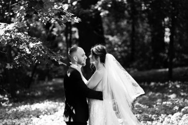 Açık havada poz veren mutlu genç bir çift.