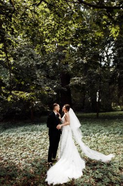 Açık havada poz veren mutlu genç bir çift.