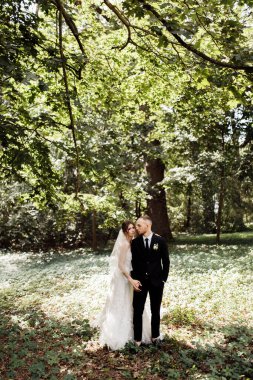 Açık havada poz veren mutlu genç bir çift.