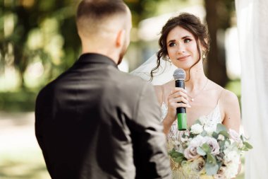 Açık havada seremoni yapan mutlu genç bir çift.