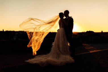 Açık havada poz veren mutlu genç bir çift.