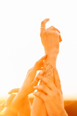 Bir gelinin elini tutan damat.