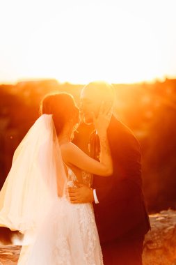 Açık havada poz veren mutlu genç bir çift.