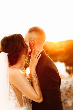 Açık havada poz veren mutlu genç bir çift.