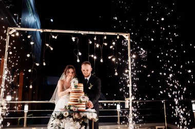 Pastalı genç ve güzel bir çift. 