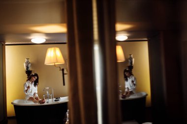 Küvette zarif, genç bir gelin.