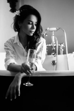 Küvette zarif, genç bir gelin.