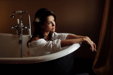 Küvette zarif, genç bir gelin.