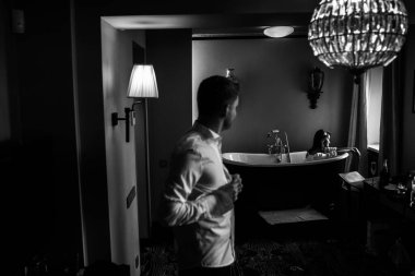 Genç ve güzel gelin sabah banyoda. 