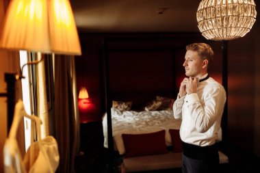 Genç yakışıklı damat sabah hazırlanıyor. 