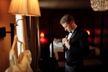 Genç yakışıklı damat sabah hazırlanıyor. 