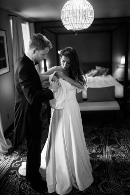 Mutlu genç damat ve gelin sabah hazırlanıyor. 