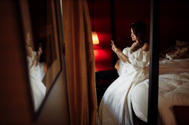 Narin, güzel, genç gelin aynaya bakıyor. 