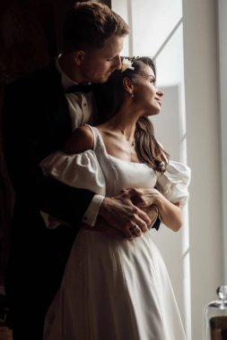 Mutlu, genç, güzel bir çift yeni evli.