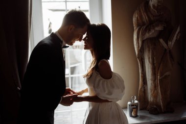 Mutlu, genç, güzel bir çift yeni evli.