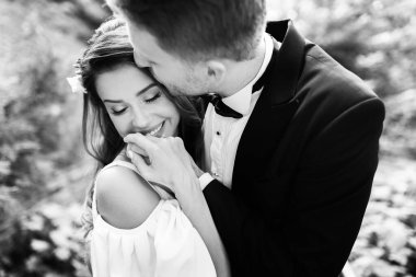 Yeni evli çiftimiz parkta öpüşüyor.