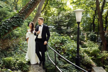 Parkta yeni evli çiftimiz çok mutlu.