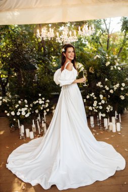 Şampanyalı zarif genç gelin