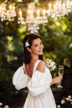 Şampanyalı zarif genç gelin