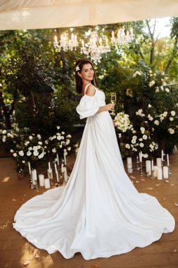 Şampanyalı zarif genç gelin