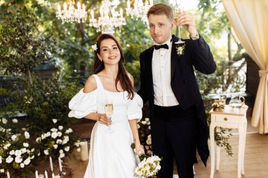 Şampanyalı yeni evli çiftimiz