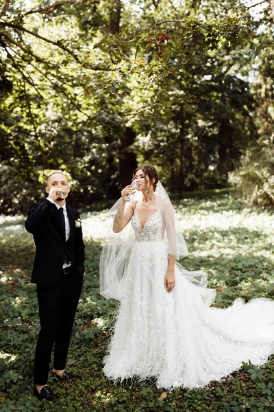 Happy Young Couple Newlyweds Champagne Outdoors — Stock Photo, Image