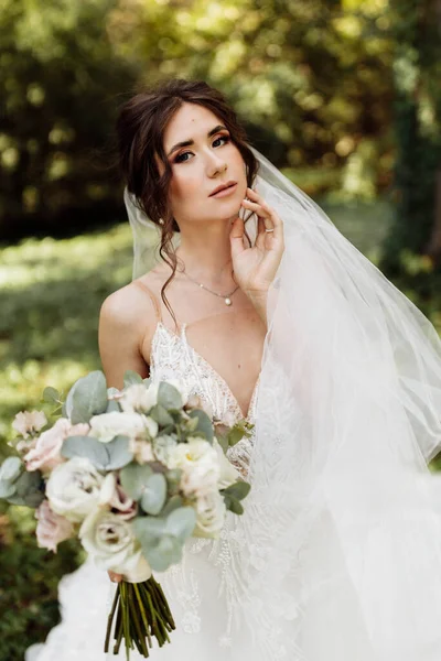 Hermosa Joven Novia Con Flores Posando — Foto de Stock