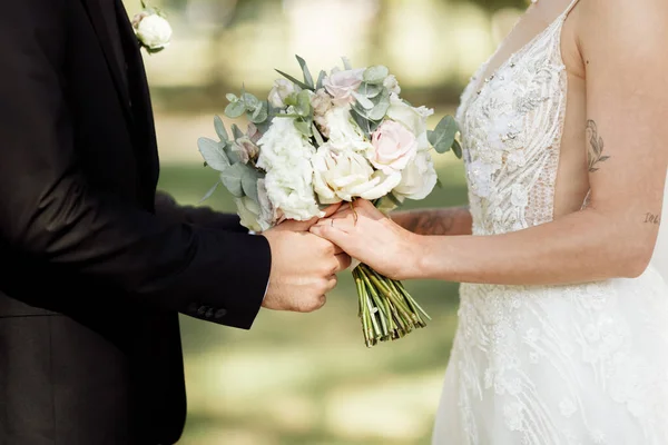 Feliz Jovem Casal Recém Casados Com Flores Livre — Fotografia de Stock