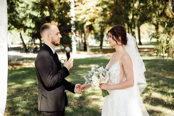 Heureux Jeune Couple Jeunes Mariés Sur Cérémonie Plein Air — Photo