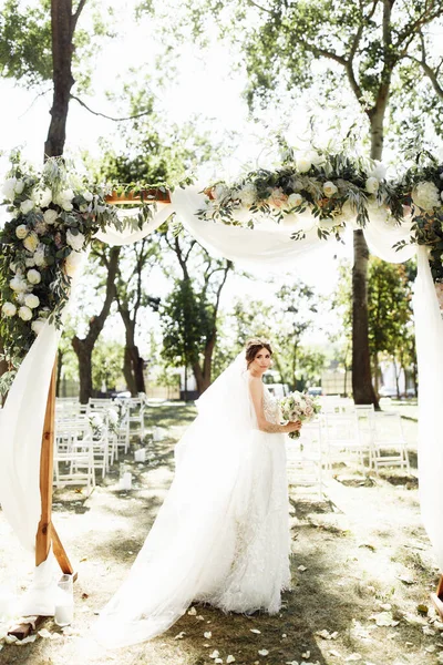 花と繊細な美しい若い花嫁 — ストック写真