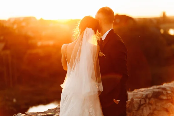 Gelukkig Jong Paar Van Pasgetrouwden Poseren Bij Zonsondergang — Stockfoto