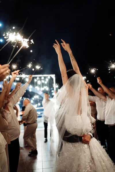 Feliz Jovem Casal Recém Casados Com Seus Convidados Com Sparklers — Fotografia de Stock