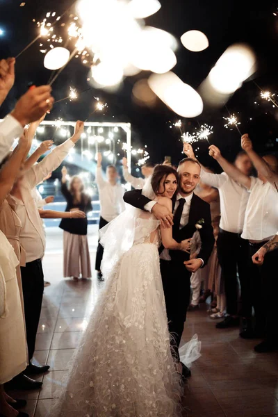 Feliz Jovem Casal Recém Casados Com Seus Convidados Com Sparklers — Fotografia de Stock